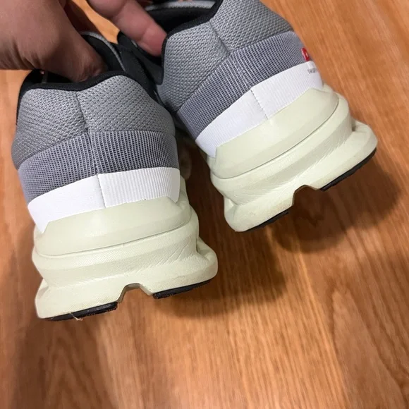 On Cloudrunner women's running shoes in the 'Frost/Aloe' colorwa size 7.5 - Picture 3 of 7